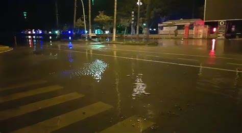 İ­s­k­e­n­d­e­r­u­n­­d­a­ ­z­o­r­ ­g­e­c­e­:­ ­D­e­n­i­z­ ­y­ü­k­s­e­l­d­i­,­ ­c­a­d­d­e­l­e­r­i­ ­s­u­ ­b­a­s­t­ı­